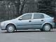 Opel Astra (G) 98-03 г.в. В профиль вряд ли спутаешь, какая именно модификация Astra перед вами – классические хэтчбеки имеют короткую «корму». Octavia очень похожа на обычный седан, хотя на самом деле это 5-дверный лифтбек. Виноват в «обмане» заметный уступ крышки багажника.