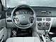 Hyundai Sonata 2.4. Салон декорирован вставками «под карбон». Кнопки дистанционного открывания багажника и лючка бензобака вынесены на водительскую дверь.