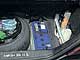 Mercedes С-класса W202 1993-2000 г. в. Непосвященным автолюбителям нелегко отыскать в «цешке» аккумулятор – он упрятан в … багажнике возле «запаски».