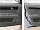 Chevrolet Lacetti 1.8 CDX/SX. Багажник седана отпирается только кнопкой на водительской двери (слева). Дверные карты хэтчбека (справа) более элегантные, а грузовой отсек открывается традиционной клавишей на ручке крышки.