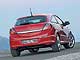 Opel Astra GTC. Фонари на Astra GTC более выразительные, их лучше видно водителям машин, едущих сзади. 