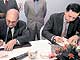 Президент компании Renault Луи Швейцер (на фото справа) и президент индийской группы Mahindra & Mahindra Ltd. Кешюб Махиндра подписали в Бомбее рамочное соглашение об учреждении в Индии совместного предприятия – Mahindra Renault Ltd.