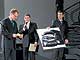 На фото вверху: менеджер по сбыту Audi AG Тони Фельтес (слева) вручил генеральному директору компании «Аэлита» Игорю Резяпову (справа) памятный сувенир.