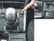 Suzuki Grand Vitara. Возле рычага КПП – отдельная розетка на 12 В, чтобы не включать дополнительное оборудование через гнездо прикуривателя. Переносная пепельница прячется в открывающемся боксе с подстаканниками.
