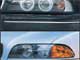 BMW 5-й серии (Е39) 1995 – 2003 г. в. В передней оптике пострестайлинговых версий (фото вверху) «поворотник» получил круглую линзу, но главное отличие – габаритные огни выполнены в виде тонкого светящегося кольца, окаймляющего линзы ближнего и дальнего света. Эти изменения придали облику «пятерки» агрессии.