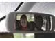 Renault Modus. Над основным салонным зеркалом заднего вида размещено дополнительное, чтобы следить за детьми. 