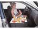Mazda 323 (BJ) 1998-2003 г. в. В хэтчбеке спинка переднего пассажирского кресла отбрасывается вперед – и получается удобный походный столик. А если еще сложить правую половинку заднего сиденья, то образуется неплохой отсек для перевозки длинномерных (до трех метров!) грузов.