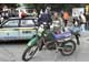 Многие водители мотоциклов и скутеров, особенно в небольших населенных пунктах, ездят без защитных мотошлемов.