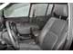 Nissan Navara. Для увеличения полезного объема спинку переднего пассажирского сиденья также можно сложить.