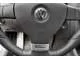 Volkswagen Golf V GTI. На торпедо и нижней спице «баранки» тускло отблескивают алюминивые вставки.
