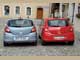 Opel Corsa. Одинаковые спереди автомобили довольно заметно отличаются сзади. За счет иных кузовных панелей «пятидверка» (слева) шире на 24 мм.