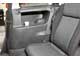 Opel Zafira 1999–2005 г. в. В салоне Zafira много подстаканников, под пассажирским сиденьем – выдвижной ящик, на картах дверей и сбоку от передних сидений – удобные карманы, спрофилированные для бутылок. 