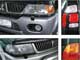 Послерестайлинговые (с конца 2004 г.) автомобили (вверху) отличаются облицовкой радиатора, гладкими стеклами фар и задними фонарями с «маской».