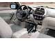 Toyota RAV-4 2000–2006 г. в. Эргономика салона не вызывает замечаний, а о задорном нраве машины свидетельствуют удобный трехспицевый руль и белые шкалы приборов с центральным расположением тахометра.