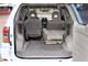 Toyota RAV-4 2000–2006 г. в. В обеих версиях багажник можно увеличить, сложив раздельные задние сиденья. Кресла также можно убрать из салона. Дверь багажника открывается вместе с центральной частью бампера, что обеспечивает малую погрузочную высоту (58 см). 
