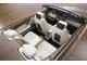 Mercedes-Benz Concept Ocean Drive. К услугам задних пассажиров не только мультимедийные развлечения, но и бар-холодильник.
