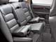 Volvo V70 . Ключевой новинкой в сфере безопасности стали трансформируемые задние сиденья, которые позволяют оптимально приспособить посадку маленьких пассажиров для защиты боковыми подушками при столкновении. 