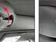 Opel GT. Чтобы открыть и закрыть замок крыши, в рамке лобового стекла есть специальный рычаг.