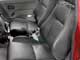 В Dadi Shuttle (на фото) больше регулировок водительского сиденья – можно изменить наклон подушки. Но для этого надо открыть дверь (иначе ручки труднодоступны). В пикапе сиденья мягче, а подушка длиннее и лучше поддерживает ноги. 