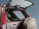 Honda CR-V 2002–2006 г. в. При погрузке легкой поклажи необязательно открывать заднюю дверь – в CR-V открывается заднее стекло (с помощью кнопки на водительской двери).