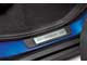 Nissan Tiida. От царапин каблуками пороги оберегают фирменные декоративные накладки с надписью «Tiida». 