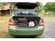 Nissan Tiida. Багажник седана намного вместительнее – 467 л. Как и у хэтчбека, при складывании спинки задних сидений ровной грузовой площадки не получается.