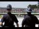 Еще одна колоритная пара – американские полицейские, наблюдающие за героическим прорывом Физикеллы сквозь пелотон.