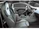 Peugeot 308 RC Z. Стеганные металлическими колечками подушки передних сидений-ковшей настраивают ездоков на боевой лад. Элемент гламурности – лакированная центральная консоль.