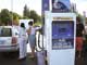 На автоматических заправках бензин обычно значительно дешевле, чем на тех, где работают люди.