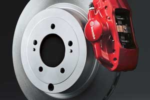 Специально для Evo X компания Brembo разработала мощные тормозные механизмы всех четырех колес с вентилируемыми дисками увеличенного диаметра. 