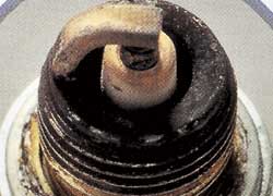 Светло-коричневый нагар на электродах и изоляторе – все системы работают нормально.