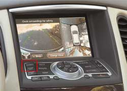 Изображение с передней камеры также выводится на экран (левая часть монитора). Теперь передним ходом можно парковаться еще увереннее. Система рисует габаритные линии и траекторию движения машины, которая корректируется поворотом руля. 