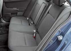Подогрев передних сидений есть даже в базовом оснащении Lancer. Откидной подлокотник – тоже только в Mitsubishi.