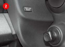 Все регулировки передних сидений (1) и руля (2) выполняются при помощи электроприводов.