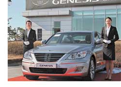 На суперсекретном тест-драйве, предназначенном исключительно для избранных представителей корейских СМИ, компания Hyundai показала серийную версию своего роскошного спортивного седана Genesis