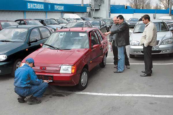 Менеджер по продажам сопровождает клиента от первого визита до выезда автомобиля из салона.