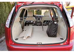 Багажник универсала - 480 литров в походном состоянии и 1525 л при разложенных сиденьях.