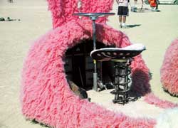 Гигантские розовые тапочки – творение калифорнийца Грега Солберга (Greg Solberg), инженера компании Tesla Motors, выпускающей электромобили. 