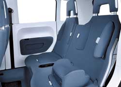 Задние кресла при необходимости трансформируются в детские.