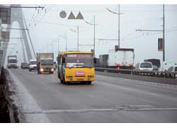 Разделительный барьер на Московском мосту исключит самые опасные лобовые столкновения.