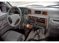 Салон «восьмидесятки» оформлен более сдержанно, чем у конкурента. Впечатление несколько портит длинная «кочерга» рычага механической КП.