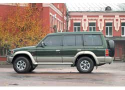 Pajero более комфортабельный и динамичный внедорожник, чем Land Cruiser 80, и он больше подходит для быстрой езды по асфальтовым дорогам.
