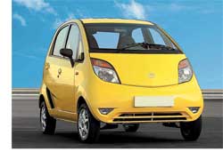 Самый дешевый в мире автомобиль Nano стоимостью 100 тысяч рупий ($2500) представила на автошоу в Дели индийская компания Tata