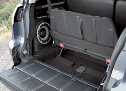 Двустворчатая задняя дверь (подъемное стекло и откидной борт) облегчают доступ к багажнику на тесной парковке. 