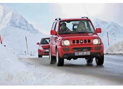 На заснеженных альпийских дорогах хорошие зимние шины и полный привод имеют решающее значение. 