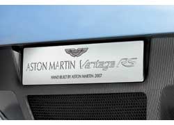 Англичане очень гордятся своим ручным трудом и подчеркнули это алюминиевой табличкой с надписью Hand built by Aston Martin (c англ. – «собрано вручную фирмой Aston Martin»).