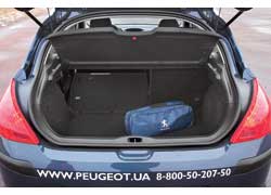 Объем багажного отсека Peugeot 308 немал и составляет 348 л – до уровня пола и 427 л – до потолка. 