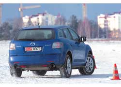 Наиболее яркие и самобытные элементы дизайна СХ-7 &ndash; &laquo;мускулистые&raquo; крылья, выразительные фонари, напоминающие о роторном спорткупе RX-8, и вздернутая в задней части кузова линия стекол.