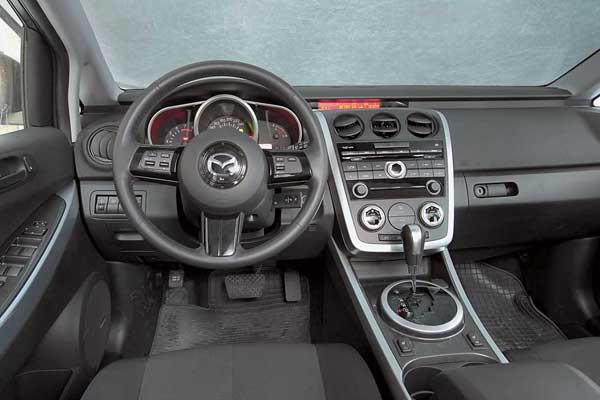 Нет, это салон не спортивного авто, а кроссовера. Алюминиевые &laquo;росчерки&raquo; на панелях и дверях здорово оживляют интерьер. Черные лакированные вставки придают ему богатый вид, с которым не вяжется жесткий пластик. Но собрано все добротно и очень красиво. 