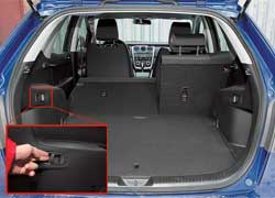 Чтобы увеличить объем багажника с 400 до 719 литров, достаточно потянуть за ручки на боковинах отсека. Спинки тут же упадут вперед. 